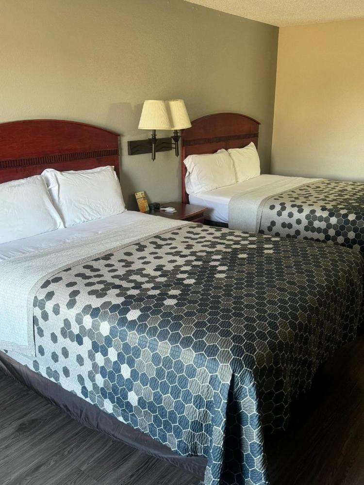 Queen Room with Two Queen Beds - Non-Smoking interior